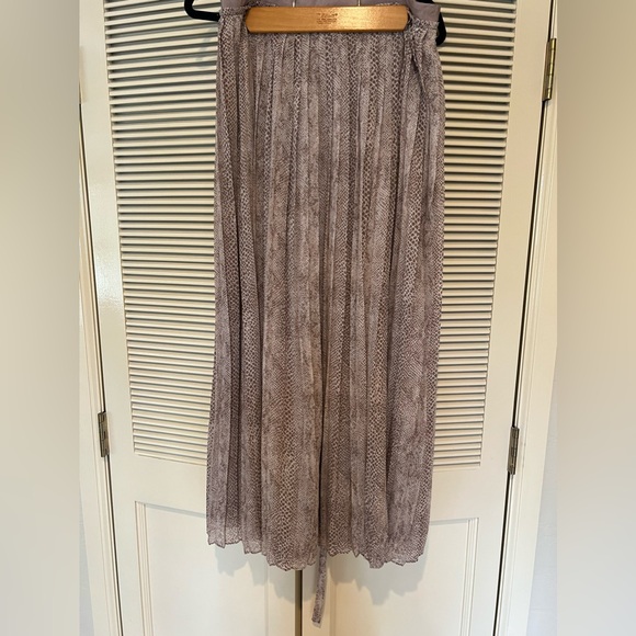 Banana Republic women’s two piece snake print top and pleated shirt with belt - Picture 5 of 6